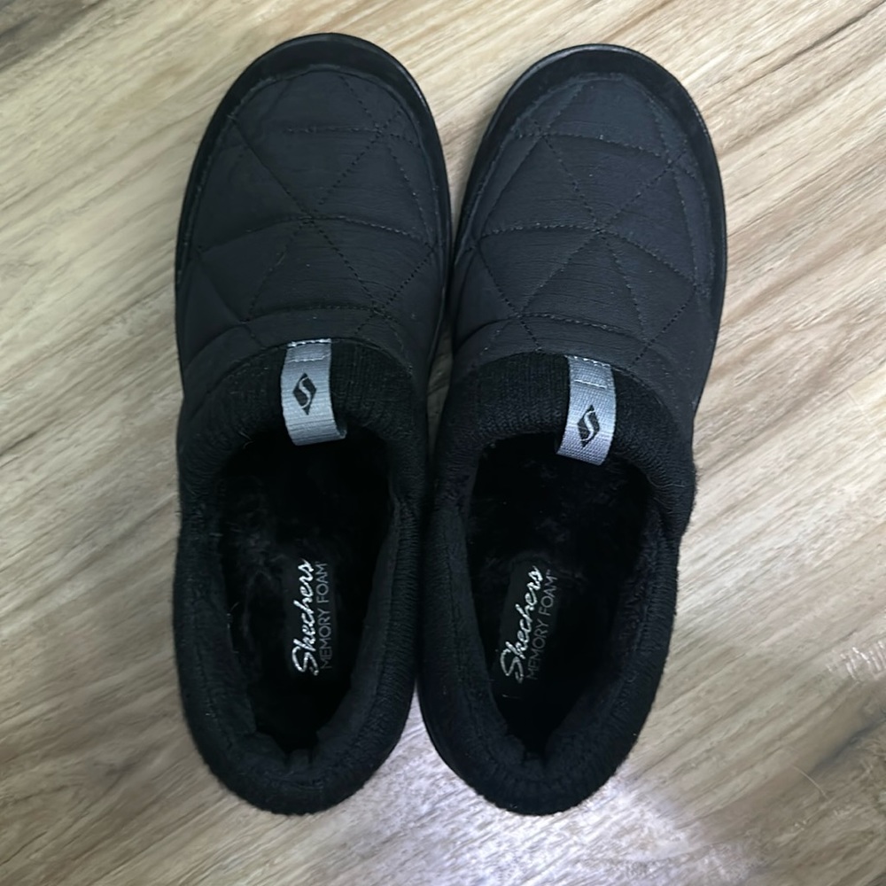 Skechers Cozy Campfire slippers size 8.5